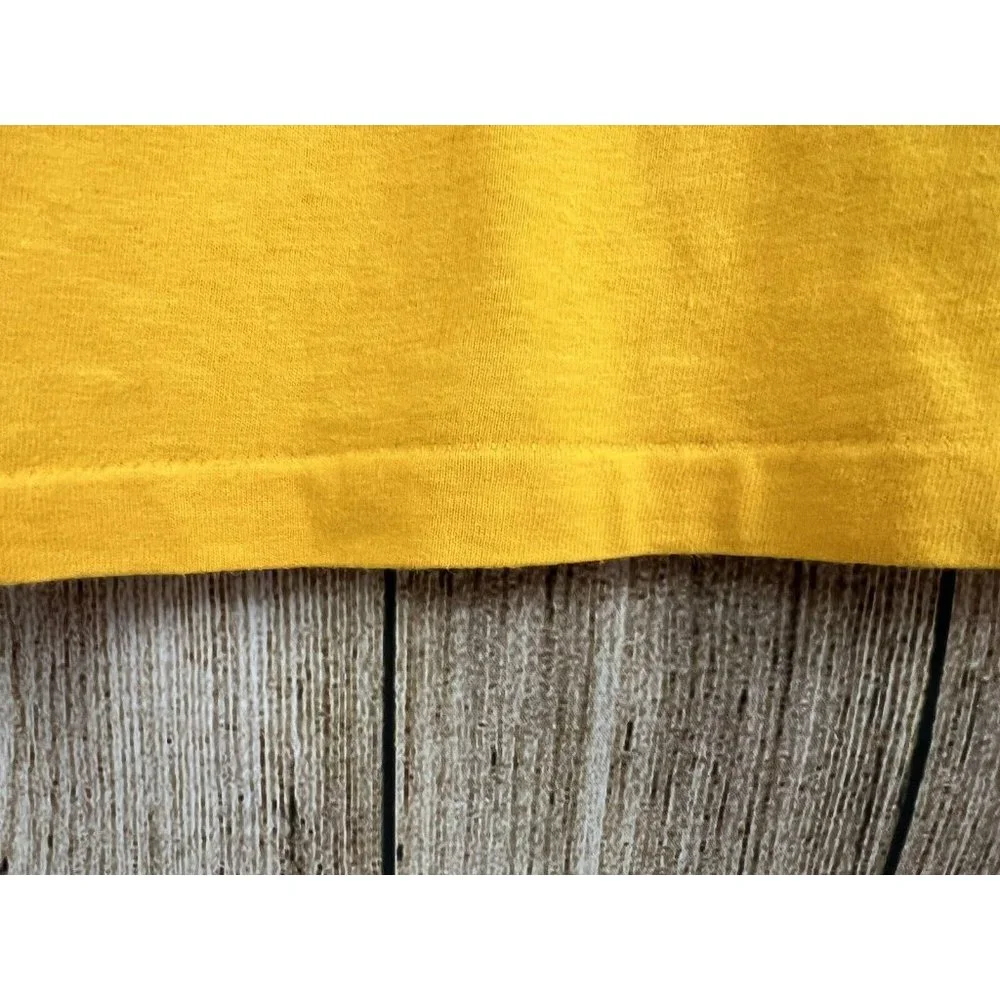 Vtg 90s Levis‎ Dockers Graphic T-Shirt Youth Size S / M Yellow Textured Graphics